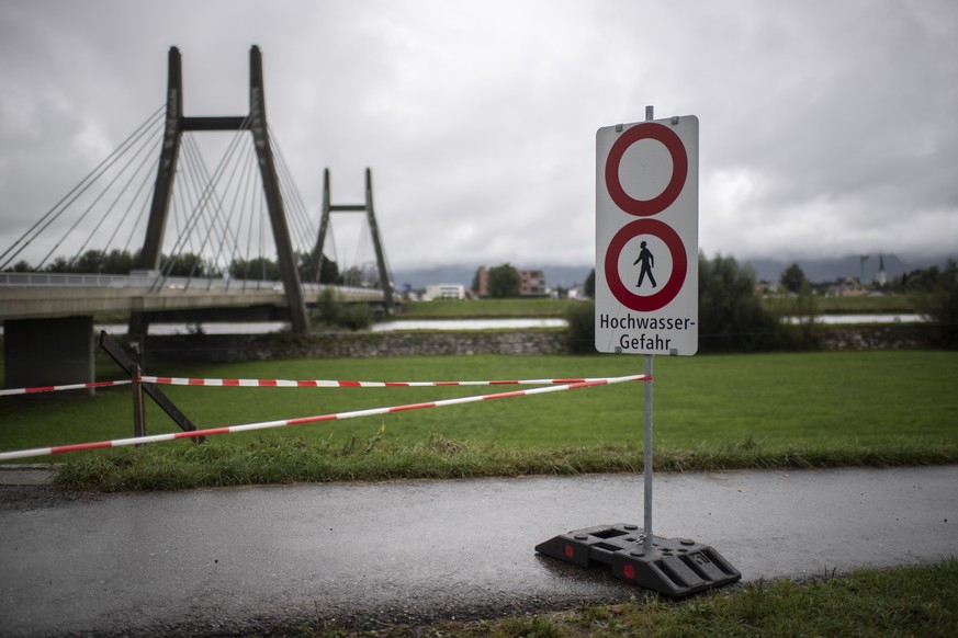 Das Rheinufer ist wegen Hochwasser gesperrt, aufgenommen am Sonntag, 29. August 2020, in Diepoldsau. Das Rheinufer von Diepoldsau zum Bodensee wurde nach ergiebigen Regenfaellen gesperrt. (KEYSTONE/Gi ...