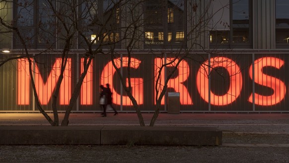 The Migros logo on the facade of the building complex &quot;Puls 5&quot;, pictured in Zurich, Switzerland, on January 19, 2018. (KEYSTONE/Christian Beutler) 

Das Migros-Logo an der Fassade des Gebaeu ...