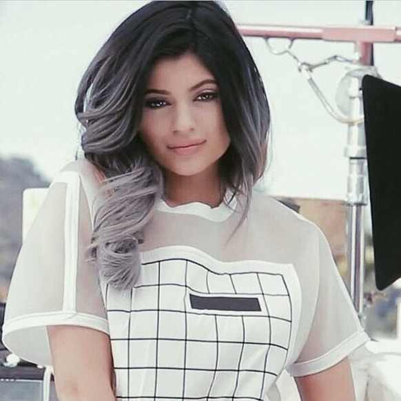 Das ist Kylie Jenner. Sie ist ein US-Reality-Star und soll den Trend gestartet haben.