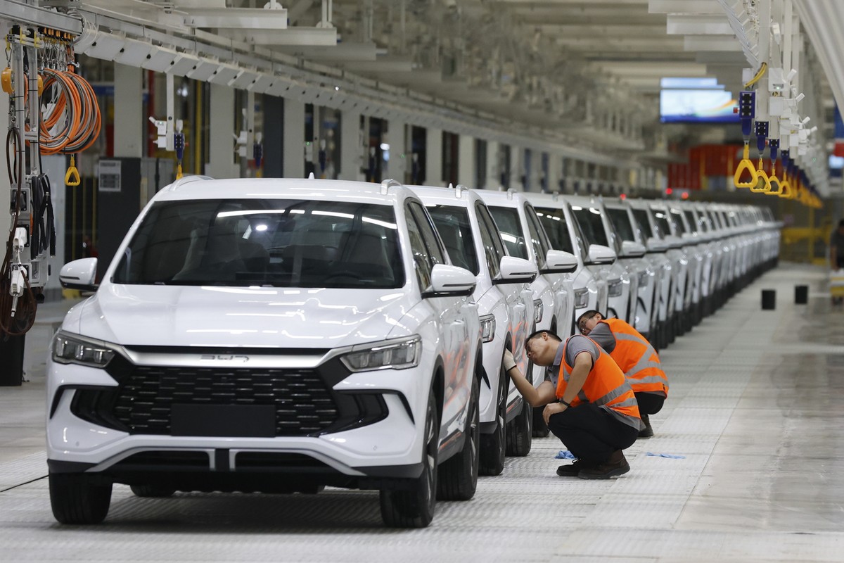 epa12443403 People clean vehicles during the inauguration of the Chinese company Build Your Dreams (BYD)'s factory, which will serve as the base for the company?s future expansion into the Latin  ...