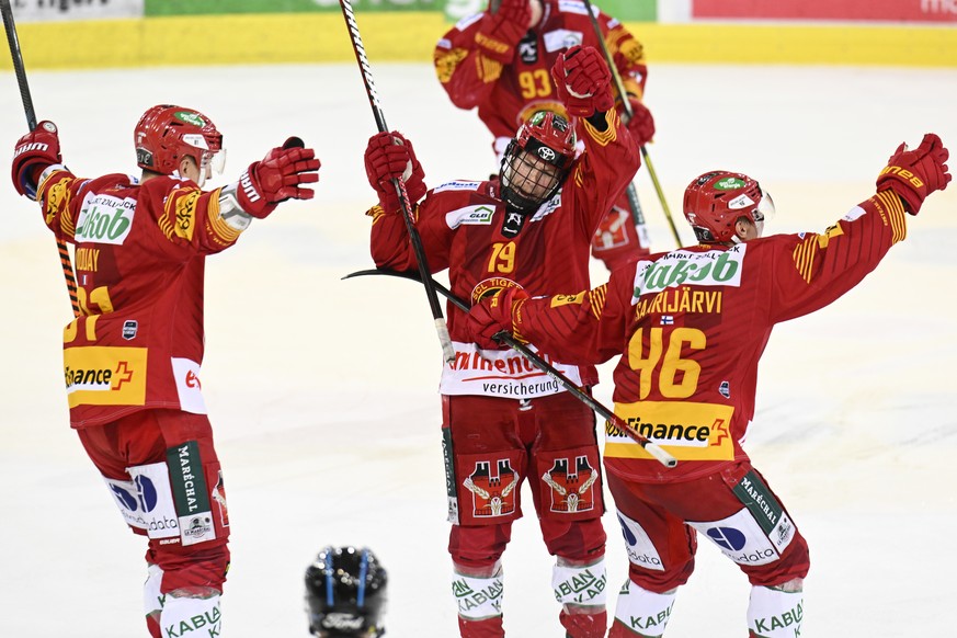 Tigers Floran Douay, Torschuetze zum 3:2 Pascal Berger, Vili Saarijaevi, von links, jubeln waehrend dem Playout Spiel 5 der National League, zwischen den SCL Tigers und dem HC Ajoie, am Donnerstag 23. ...