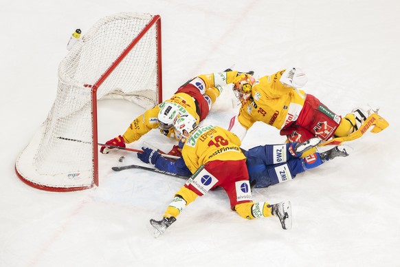 Zuerichs Juho Lammikko, unten, schiesst den Puck gegen Langnaus Torhueter Luca Boltshauser, rechts, Sebastian Schilt, links, und Sami Lepistoe, vorne, im Eishockeyspiel der National League zwischen de ...