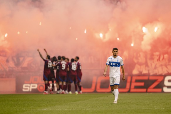 Deception de Alban Ajdini (LS), droite, apres le but du 3.2 des joueurs genevois lors de la rencontre de football de Super League entre le Servette FC et le FC Lausanne-Sport le samedi 24 mai 2025 au  ...
