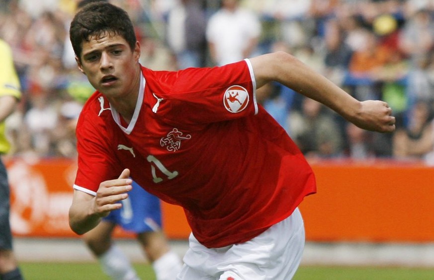 Der Schweizer Granit Xhaka im Halbfinale des U17 Fussball Europameisterschaftsspiels Schweiz gegen Niederlande am Freitag, 15. Mai 2009, im Stadion der Freundschaft in Grimma, Deutschland. (KEYSTONE/S ...