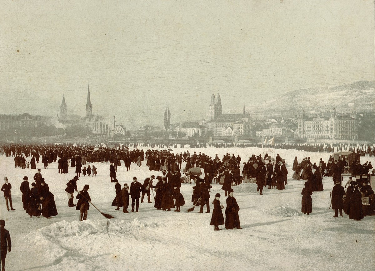 Seegfrörni Zürichsee

Schlittschuhläufer im Winter auf zugefrorenem Zürichsee
Datierung
1891