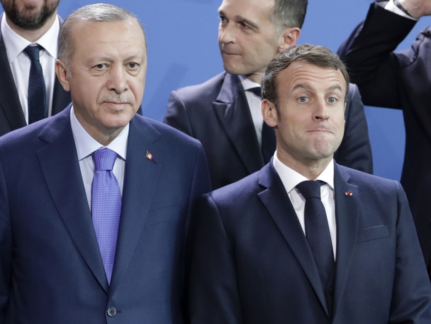 ARCHIV - Der t�rkische Pr�sident Recep Tayyip Erdogan (l) und Frankreichs Pr�sident Emmanuel Macron bei einer Konferenz im Januar 2020. Foto: Michael Sohn/AP/dpa