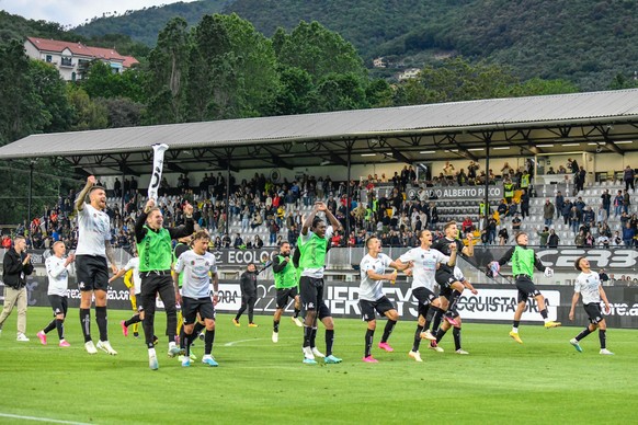 epa10625771 Spezia&#039;s soccer players celebrate at the end of the Italian soccer Serie A match Spezia Calcio vs AC Milan at the Alberto Picco stadium in La Spezia, Italy, 13 May 2023. EPA/FABIO FAG ...