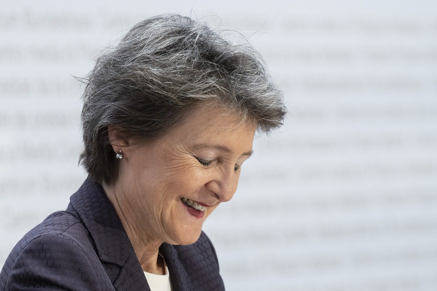 Bundesraetin Simonetta Sommaruga spricht an einer Medienkonferenz und gibt ihren Ruecktritt aus dem Bundesrat auf Ende Jahr bekannt, am Mittwoch, 2. November 2022, in Bern. (KEYSTONE/Peter Schneider)