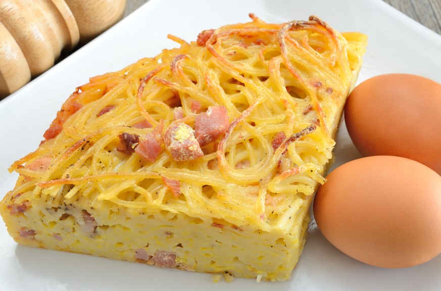 frittata di spaghetti omelette pasta resten italien essen shutterstock