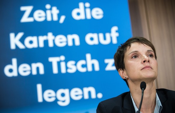 ARCHIV - Frauke Petry, Bundesvorsitzende der AfD (Alternative für Deutschland) spricht am 07.09.2015 in Berlin bei einer Pressekonferenz. Der Immunitaetsausschuss des Saechsischen Landtags empfiehlt d ...