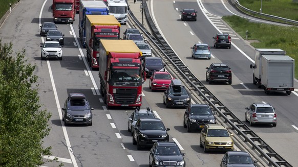 Riesenstau auf der A2 vor dem Gotthard Nordportal in Wassen, fotografiert am Samstag, 19. Mai 2018. Die Schliessung des San-Bernardino-Tunnels der A13 nach dem Bus-Brand vom Freitag hat Folgen fuer de ...