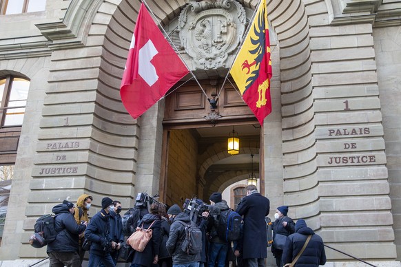 Les reporters des medias suisses attendent devant le palais de justice l?arrivee de Pierre Maudet, conseiller d?Etat genevois, pour l?ouverture dans son proces pour acceptation d?avantage devant le Tr ...