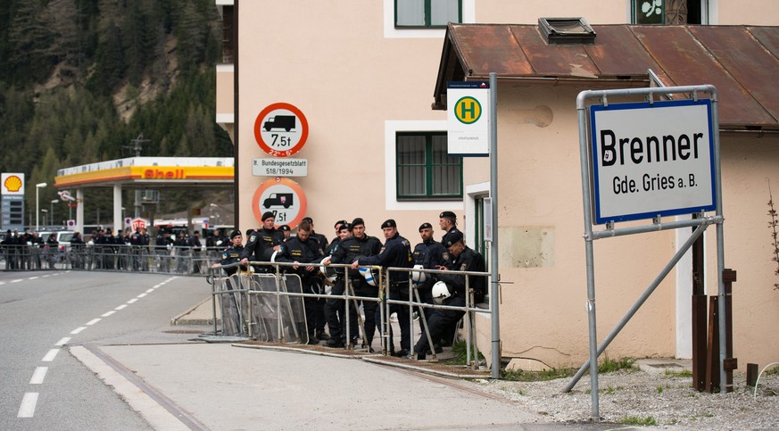 epa05293714 Austrian police on standby as left activists and anarchists protesters rally against the Austrian government&#039;s planned re-introduction of border controls at the Brenner pass, Italy-Au ...