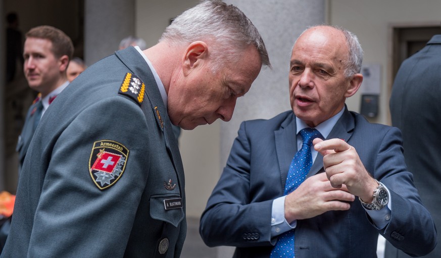 Armeechef André Blattmann mit Bundesrat Ueli Maurer.<br data-editable="remove">