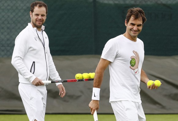 epa05385874 Roger Federer of Switzerland and his coach Severin Luethi react during a training session at the All England Lawn Tennis Championships in Wimbledon, London, Thursday, June 23, 2016. The Wi ...
