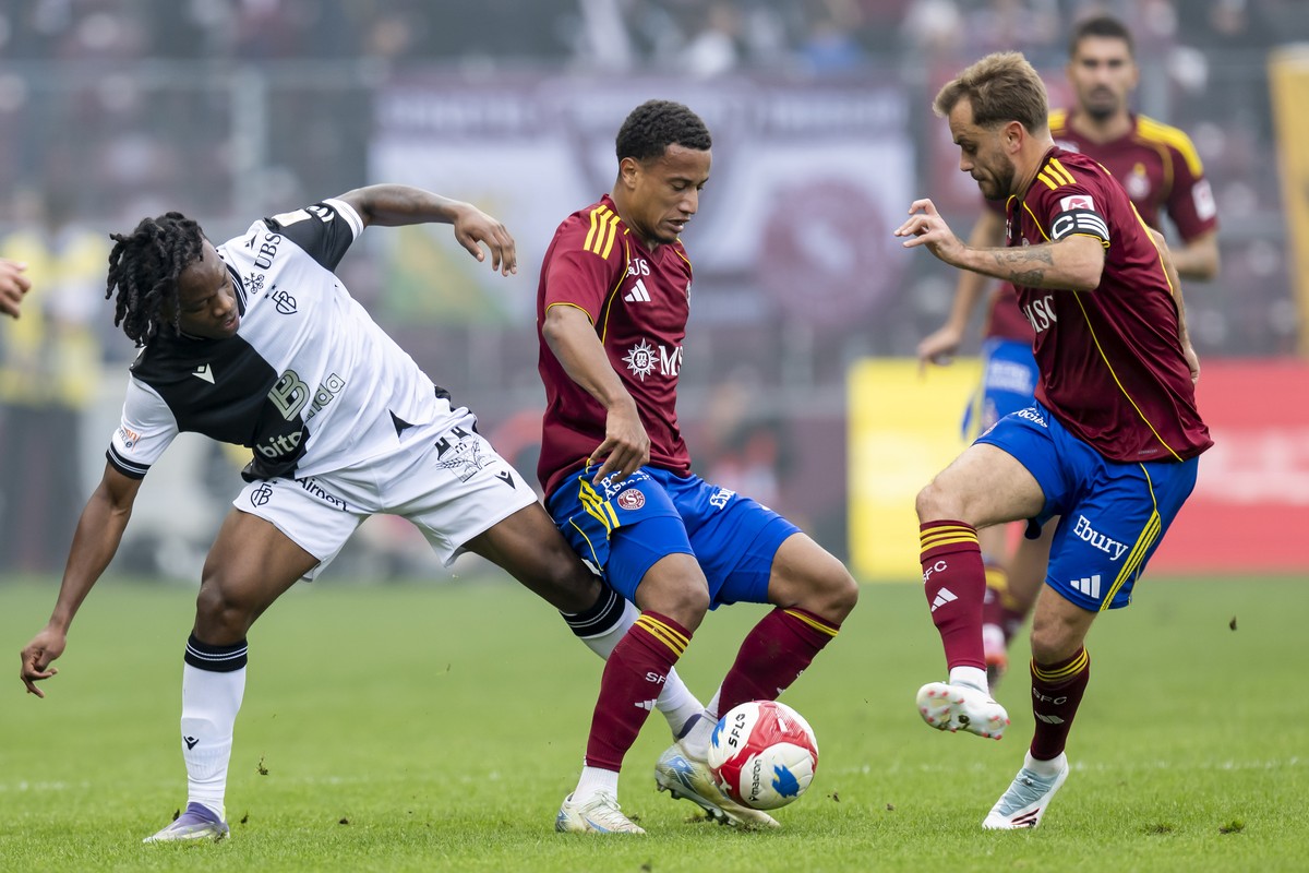 Albian Ajeti (FCB), gauche, lutte pour le ballon avec Lilian Njoh (SFC), centre, et Timothe Cognat (SFC), droite, lors de la rencontre de football de Swiss Super League entre le Servette FC, SFC, et l ...