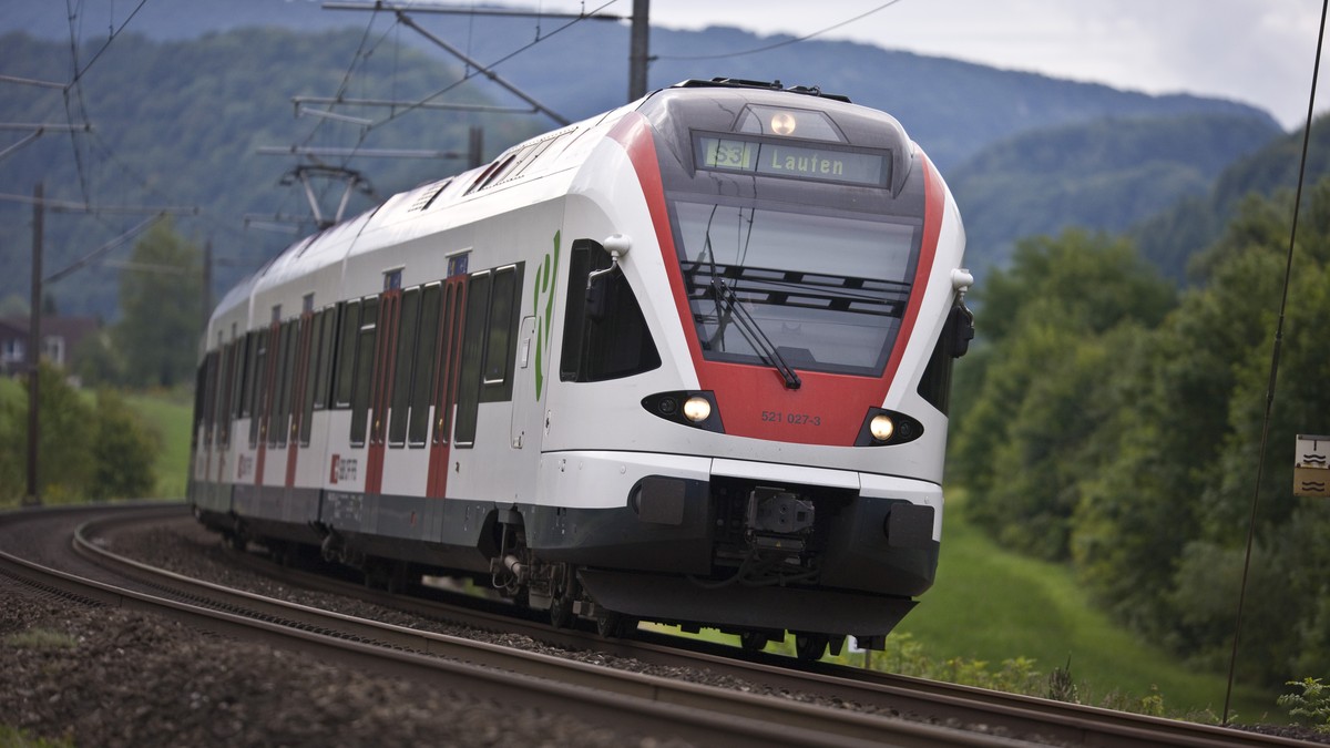 ARCHIVBILD ZUR UMWELTFREUNDLICHEN UMRUESTUNG DER SBB FLIRT-ZUEGE AM MONTAG, 30. OKTOBER 2017 - A Regio Stadler FLIRT suburban train of Swiss Federal Railways SBB heading towards Laufen is underway in  ...