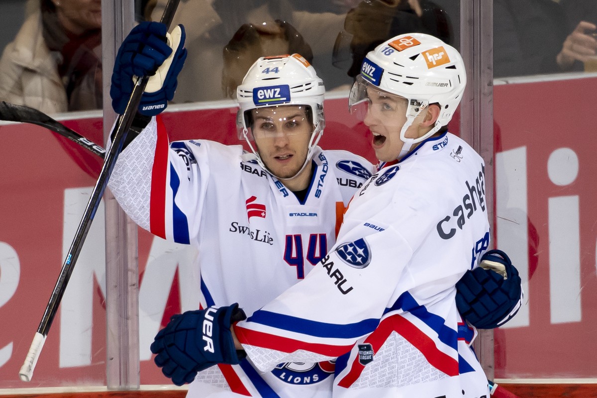 Zuerichs Pius Suter, links, jubelt nach seinem Tor (4-3) in die verlaengerung mit Zuerichs Fredrik Pettersson, links, Zuerichs Raphael Prassl, rechts, beim Eishockey Meisterschaftsspiel der National L ...