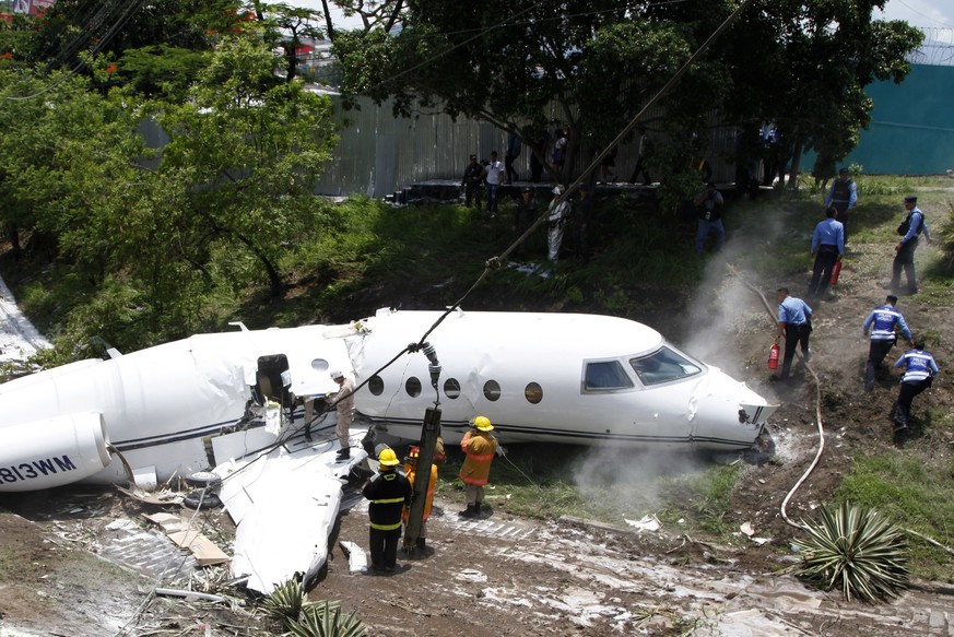 Emergency crew work at the wreckage site where a private jet crashed, in Tegucigalpa, Honduras, Tuesday, May 22, 2018. The white Gulfstream jet crashed off the end of the runway at Tegucigalpa&#039;s  ...