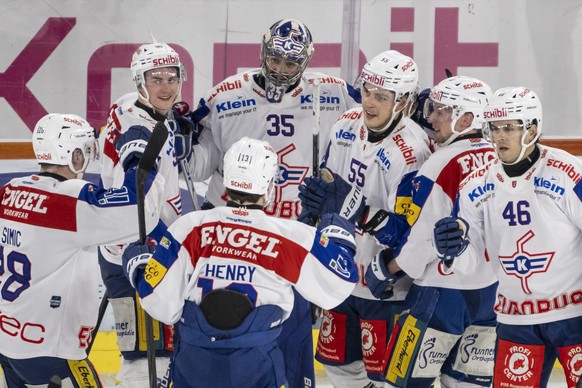 Max Lindroth (EHCK), 3. von rechts, jubelt mit seinem Mitspielern nach seinem Siegestor zum 1:2 in der Overtime, im Spiel der Eishockey National League zwischen SC Bern, SCB, und EHC Kloten, EHCK, vom ...