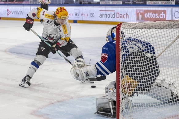 Marcus Sørensen, left, of Friborg during a penalty shootout against goalkeeper Leonardo Genoni, right, of Zug during the National League ice hockey championship game between EV Zug and HC Frib...