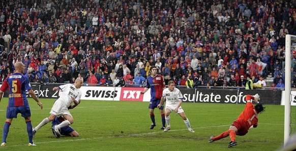 Der Zuercher Iulian Filipescu, 2. links, schiesst das Siegestor gegen Basels Torhueter Pascal Zuberbuehler, rechts, im Fussball Meisterschaftsspiel der Super League zwischen dem FC Basel und dem FC Zu ...