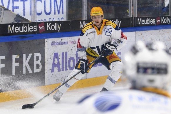 Zugs PostFinance Topscorer Niklas Hansson kaempft um den Puck, beim Eishockey Meisterschaftsspiel der National League A zwischen den HC Fribourg Gotteron und dem EV Zug, am Samstag, 30. Oktober 2021,  ...