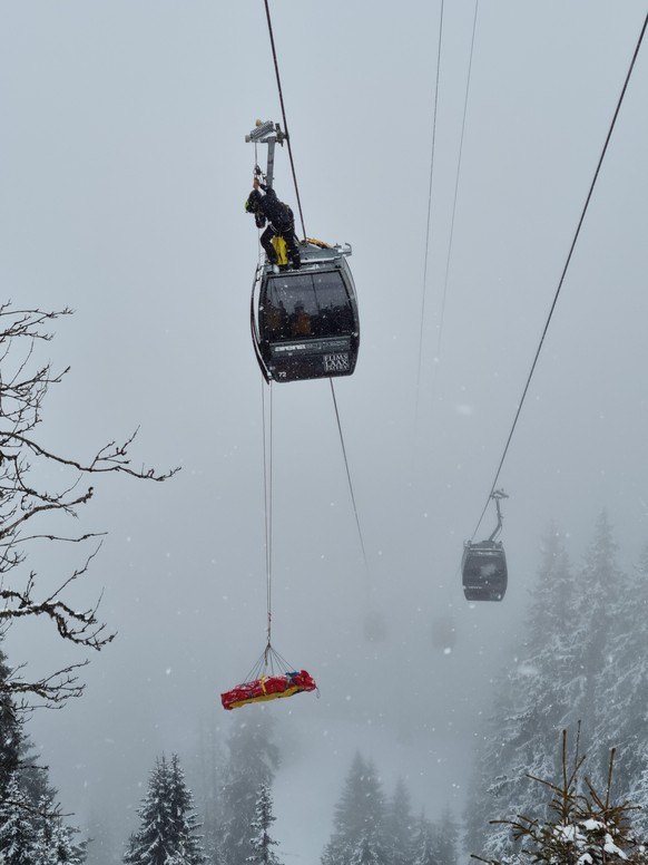 Statt mit einem Helikopter ist am 2. April 2022 in Laax GR eine verunfallte Frau von einer Gondel aus gerettet worden. Zur Zeit des Unfalls herrschte im Gebiet dichter Nebel.