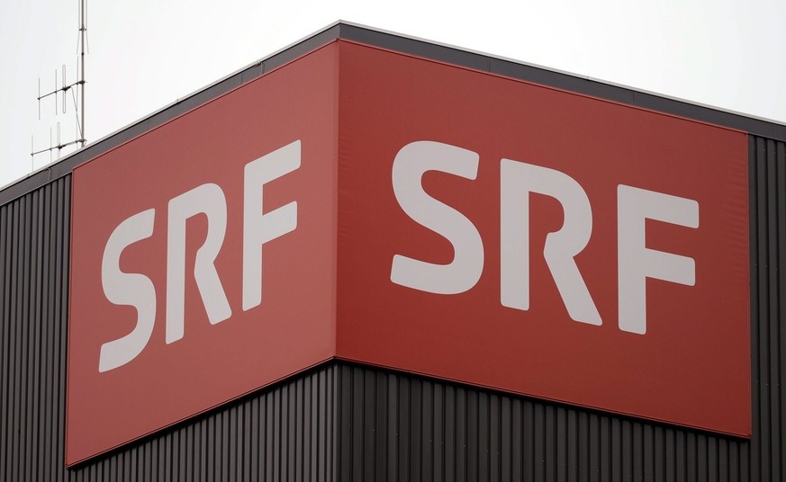 Das SRF-Logo, fotografiert anlaesslich der Jahresmedienkonferenz in Zuerich, am Donnerstag, 10. Januar 2013. Die Fernsehsender von Schweizer Radio und Fernsehen SRF sind bei den Schweizerinnen und Sch ...