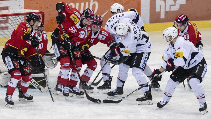 Viel Verkehr vor Berns Tor im Eishockey Qualifikationsspiel der National League zwischen dem SC Bern und dem HC Fribourg-Gotteron, am Samstag, 28. Januar 2023, in der PostFinance Arena in Bern. (KEYST ...