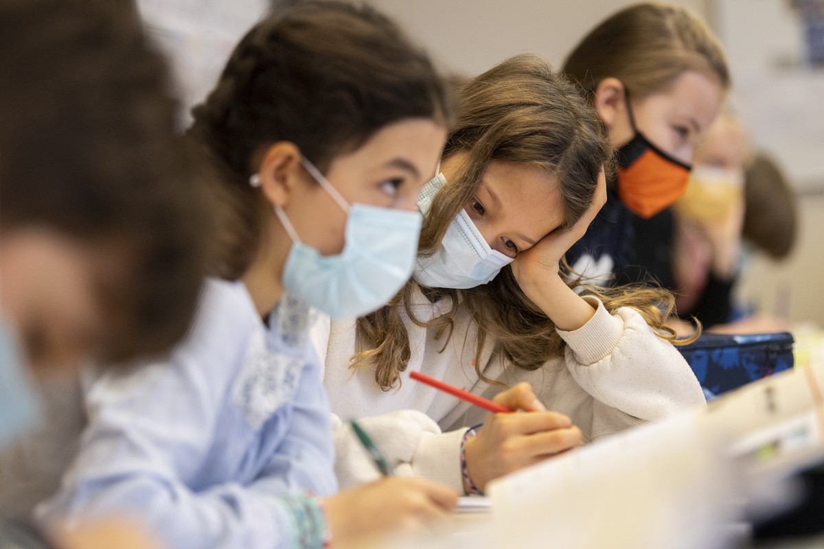 Kinder mit Atemschutzmasken im Unterricht im Schulhaus Fluntern, aufgenommen am Montag, 25. Januar 2021 in Zuerich. Schuelerinnen und Schuelern ab der 4. Klasse muessen Masken tragen um die Ausbreitun ...