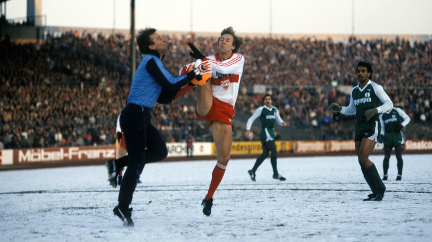 Bildnummer: 03540843 Datum: 03.12.1983 Copyright: imago/Kicker/Eissner
Dan Corneliusson (Stuttgart, Mitte) gegen Torwart Dieter Burdenski, Rigobert Gruber (beide Bremen) schaut zu; VfB Stuttgart - SV ...