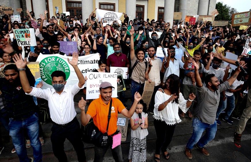epa07856831 Indian students and members of different non-governmental organistation hold posters and wear protective mask, as they take part in a strike day to protest climate change in Bangalore, Ind ...