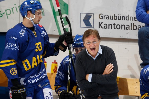 Ein engagierter HCD Coach Arno Del Curto an der Bande, aufgenommen am Samstag, 16. September 2017, beim Eishockey Swiss Hockey League Spiel zwischen dem HC Davos und dem HC Lausanne in der Vaillant Ar ...