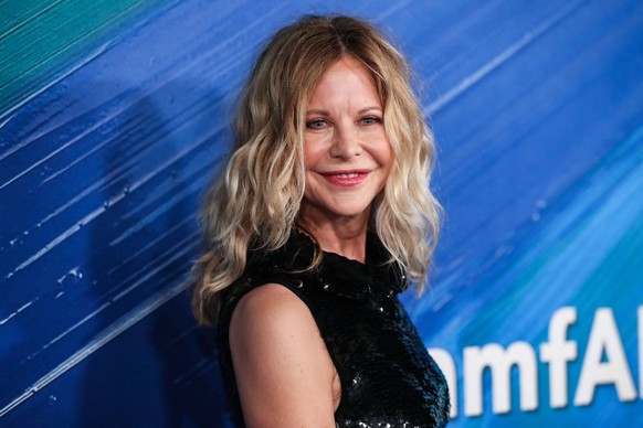 amfAR Gala - LA Meg Ryan arrives at the amfAR Gala Los Angeles 2021 Honoring TikTok and Jeremy Scott held at the Pacific Design Center on November 4, 2021 in West Hollywood, Los Angeles, California, U...