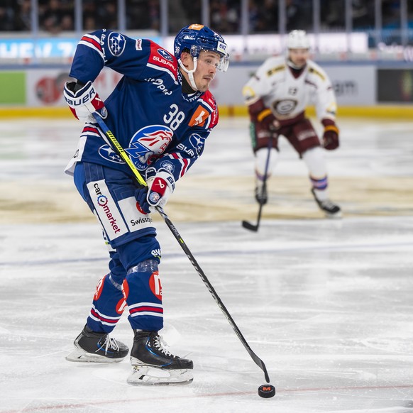 Am Puck Rudolfs Balcers (ZSC) im Spiel der Eishockey National League zwischen ZSC Lions und Genf Servette HC am Samstag, 24. September 2024 in der Swiss Life Arena in Zuerich. (KEYSTONE/Til Buergy)