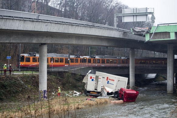 Der LKW-Fahrer fiel von der Autobahnbrücke rund 15 Meter in die Tiefe.