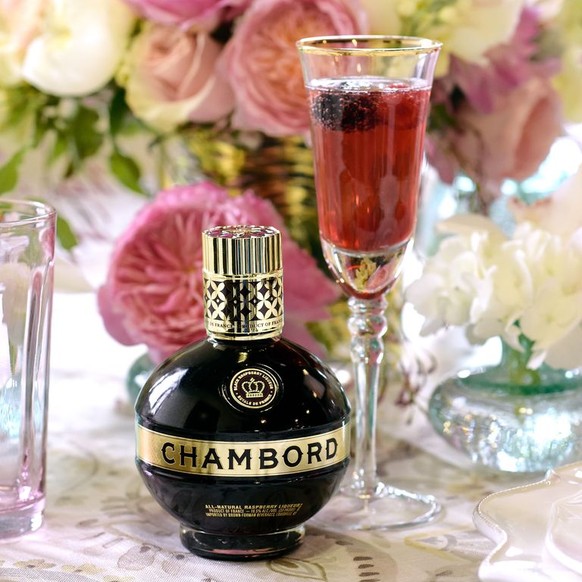 chambord royale cocktail trinken drinks alkohol https://hips.hearstapps.com/hmg-prod.s3.amazonaws.com/images/chambord-royale-credit-chambord-1-4-1579710103.jpg?crop=1xw:1xh;center,top&amp;resize=768:*