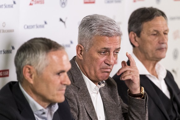 Pierluigi Tami, Direktor des Schweizerischen Fussballverbands SFV, der Trainer der Fussballnationalmannschaft Vladimir Petkovic und Dominique Blanc, Zentralpraesident des SFV, von links, kommentieren  ...