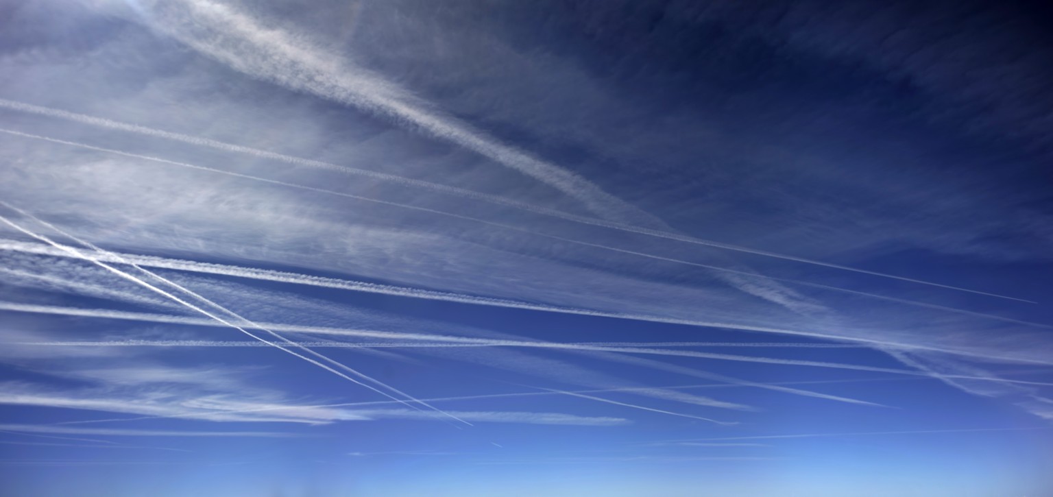 Aus Kondensstreifen können&nbsp;cirrusähnliche Wolkenfetzen entstehen.&nbsp;