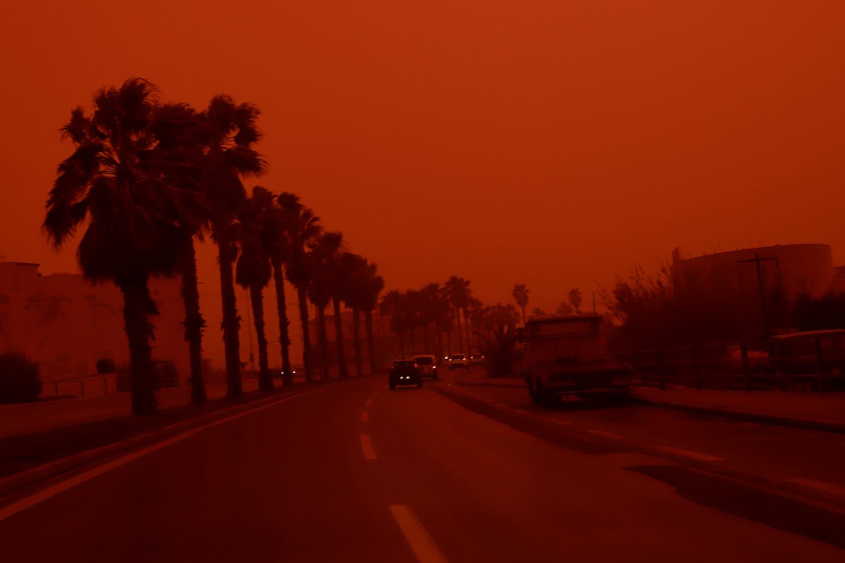 epaselect epa12865168 The city of Heraklion is covered in red dust coming from Africa, in Crete Island, Greece, 01 April 2026. Three international flights had to be diverted to alternative airports du ...