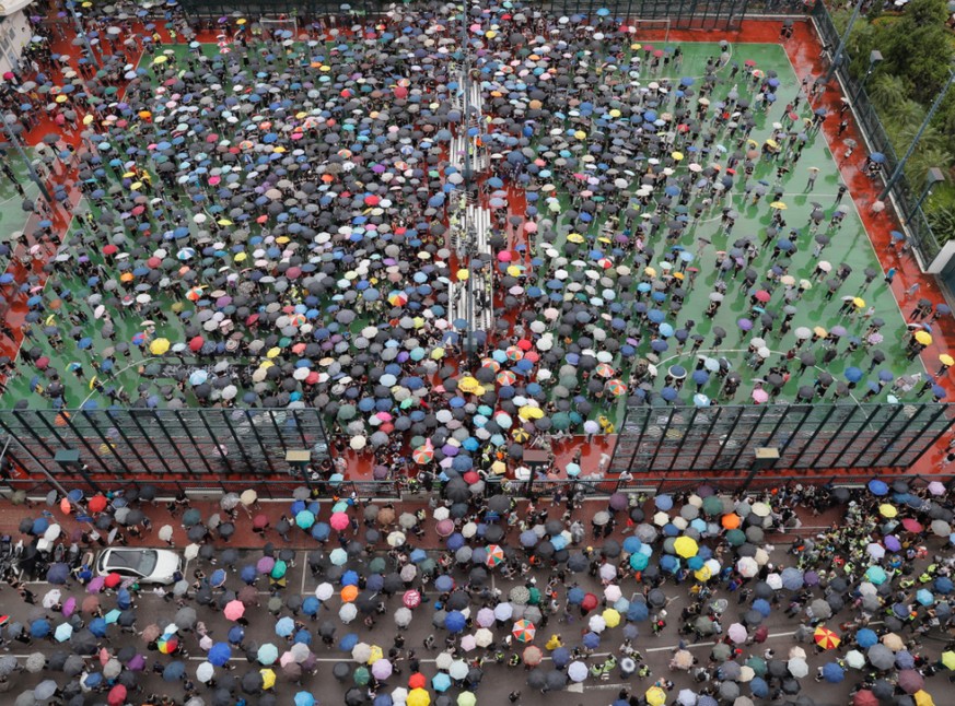 In Hongkong ist ein weiteres Protest-Wochenende im Gang: Zehntausende von Menschen beteiligen sich seit Freitagabend wieder an den Protesten.