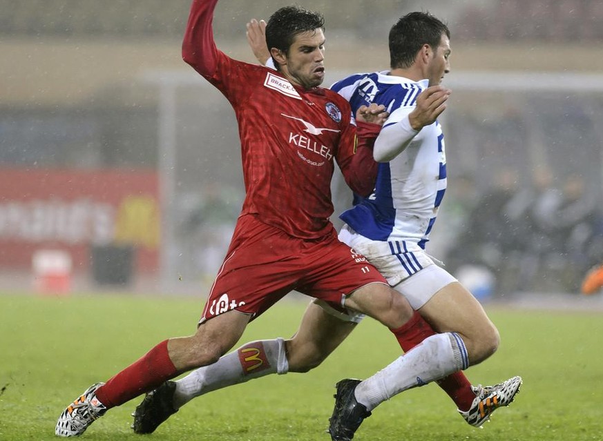 Le joueur zurichois Joao Paiva, gauche, lutte pour le ballon avec le joueur lausannois Guillaume Katz, droite, lors de la rencontre de football de Challenge League entre le FC Lausanne-Sport, LS, et l ...