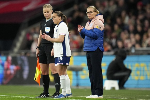 England&#039;s head coach Sarina Wiegman applauds standing behind England&#039;s Fran Kirby during the International friendly women soccer match between England and United States at Wembley stadium in ...