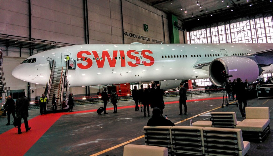 Roter Teppich für das neue Flaggschiff: Auf Tuchfühlung mit der Triple Seven im Hangar 