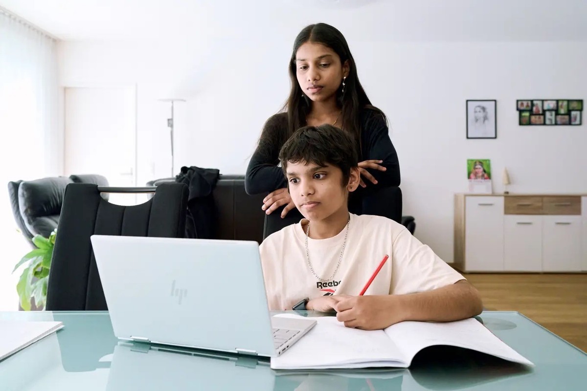 Akshaya und Raksan nerven sich zwar, wenn die KI sie nicht versteht, doch insgesamt finden sie das Programm trotzdem gut.