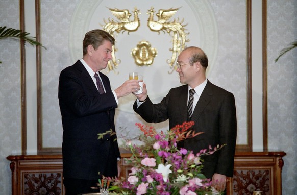 Chun with U.S. President Ronald Reagan in Seoul in November 1983.
https://en.wikipedia.org/wiki/Chun_Doo-hwan#/media/File:President_Ronald_Reagan_toasts_with_President_Chun_Doo_Hwan.jpg