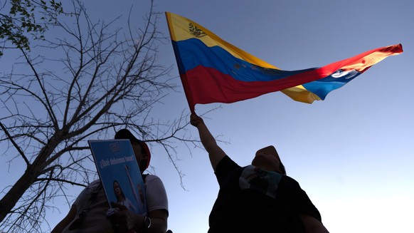 epa11631438 A person holds the flag of Venezuela during a protest demanding transparency in the results of the 28 July 2024 elections in Venezuela in Santiago, Chile, 28 September 2024. EPA/AILEN DIAZ