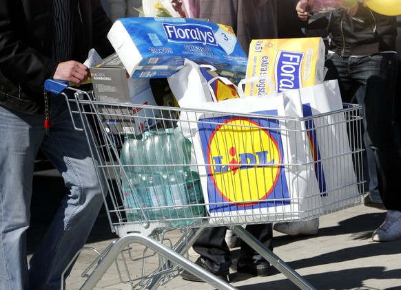 ARCHIV - ZUR ERHOEHUNG DER LOHNSUMME DES DISCOUNTERS LIDL STELLEN WIR IHNEN DIESES ARCHIVBILD ZUR VERFUEGUNG - Ein voller Einkaufswagen steht am Donnerstag, 19. Maerz 2009, am Eroeffnungstag in der ne ...