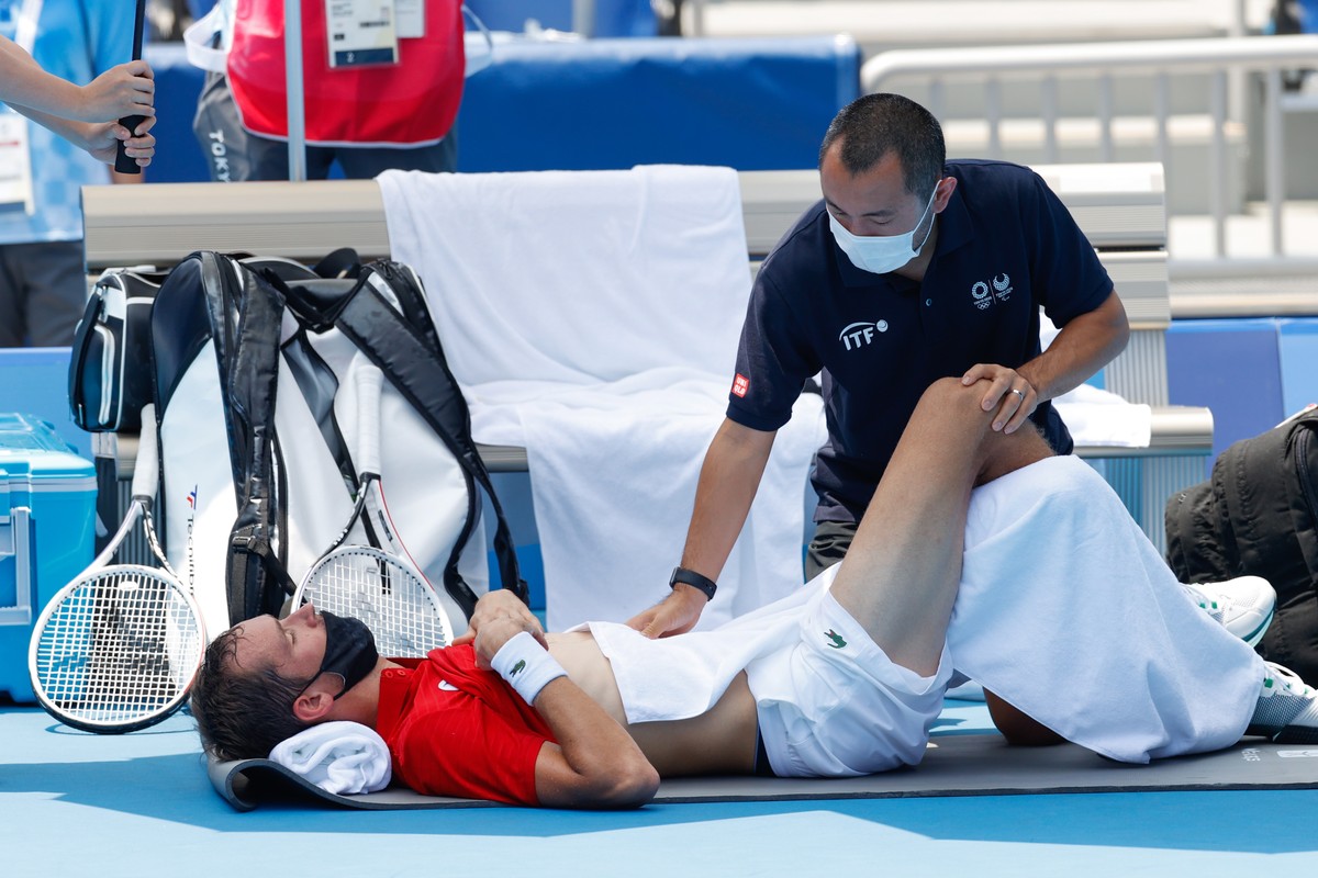 epa09372360 Daniil Medvedev, of the Russian Olympic Committee, has a medical timeout during his men's singles third round tennis match against Fabio Fognini, of Italy, at the Tokyo 2020 Olympic G ...